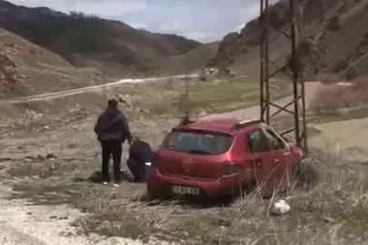 Van-Yüksekova karayolunda otomobil elektrik direğine çarptı: 1 ölü, 1 ağır yaralı!