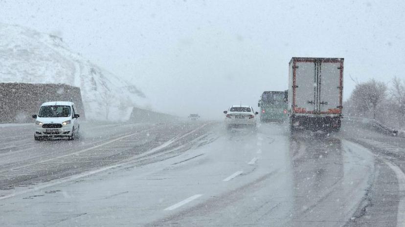 Van'da 11 yerleşim yerinin yolu ulaşıma kapandı