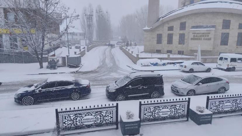 Van’da 93 yerleşim yerinin yolu kapandı