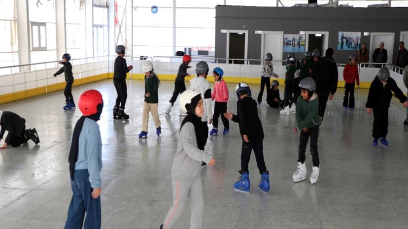 Van'da bir yılda 10 bin öğrenciye buz pateni eğitimi verildi