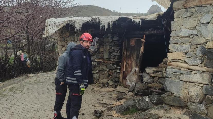 Van’da kümes ve tandır olarak kullanılan yapı çöktü