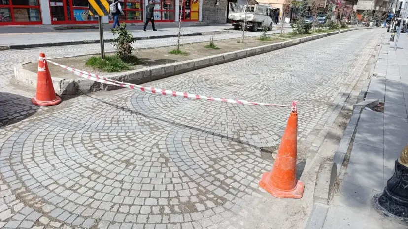 Van’da Ordu Caddesi araç trafiğine kapatıldı
