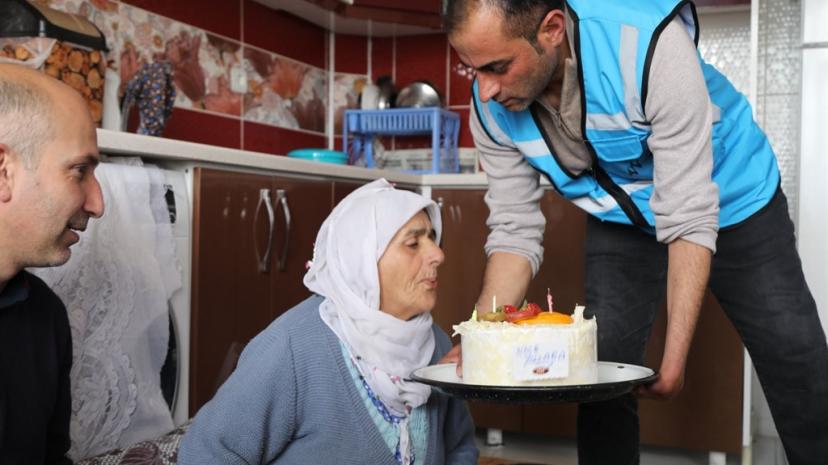 Van'da yalnız yaşayan 75 yaşındaki kadına doğum günü sürprizi