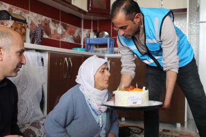 Van'da yalnız yaşayan 75 yaşındaki kadına doğum günü sürprizi