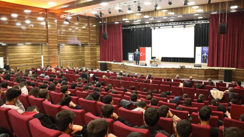 VAN’DA YAPAY ZEKA SÖYLEŞİSİNE YOĞUN İLGİ