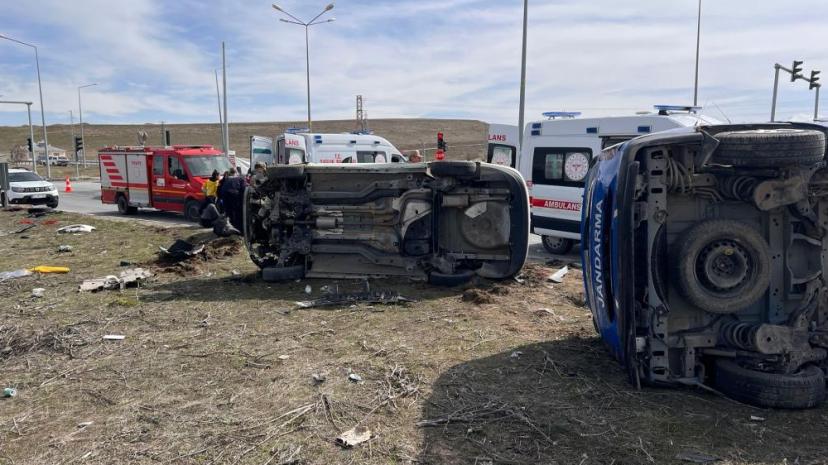 Van’da zincirleme kaza: 4'ü askeri personel 6 yaralı