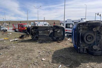 Van’da zincirleme kaza: 4'ü askeri personel 6 yaralı