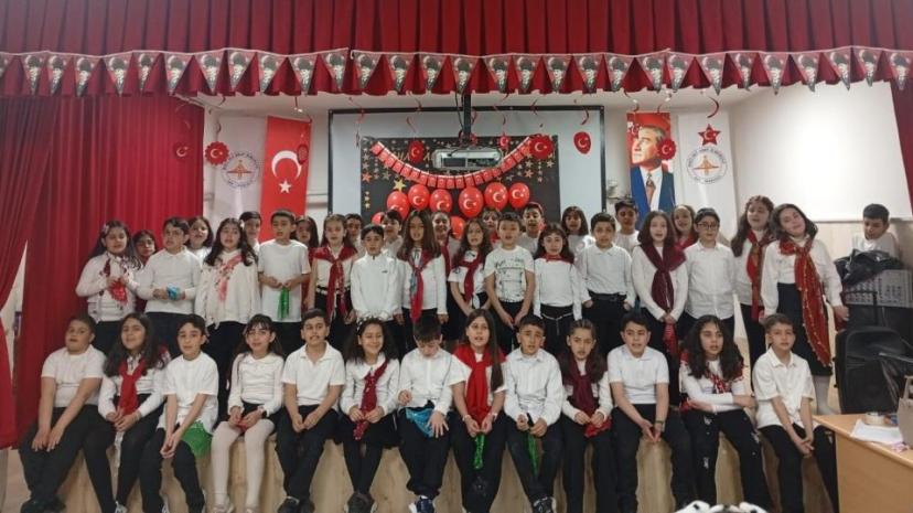 Vanlı miniklerden yürekleri ısıtan etkinlik: Konser gelirini Mehmetçik Vakfı'na bağışladılar