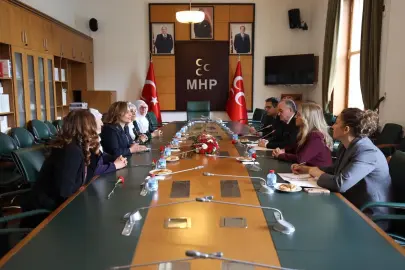 Barış Annelerinden MHP'ye anlamlı ziyaret