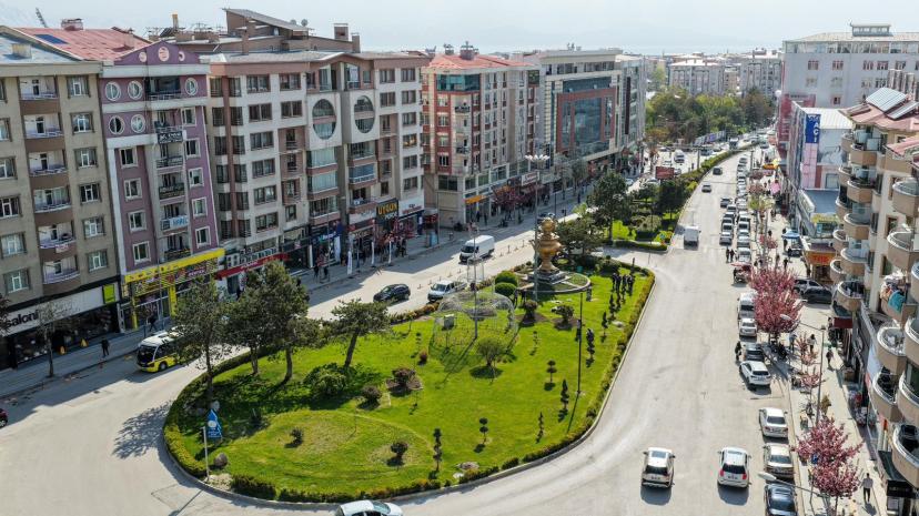 BÜYÜKŞEHİR BELEDİYESİ KENTİ MEVSİMLİK ÇİÇEKLERLE RENKLENDİRİYOR