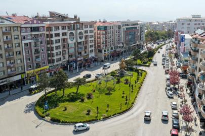 BÜYÜKŞEHİR BELEDİYESİ KENTİ MEVSİMLİK ÇİÇEKLERLE RENKLENDİRİYOR