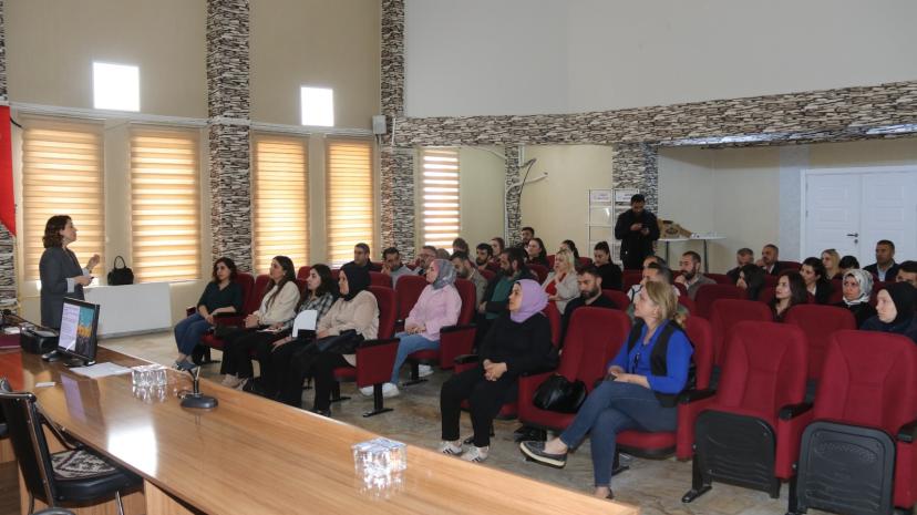 EDREMİT BELEDİYESİ PERSONELİNE “TOPLUMSAL CİNSİYETİN ÖZGÜRLEŞMESİ” EĞİTİMİ