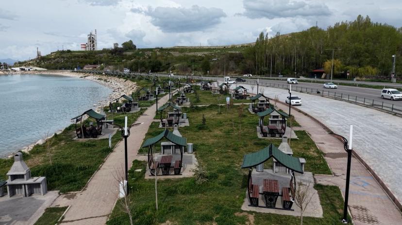 EDREMİT MESİRE ALANI’NA 75 ADET YENİ BARBEKÜ KURULDU
