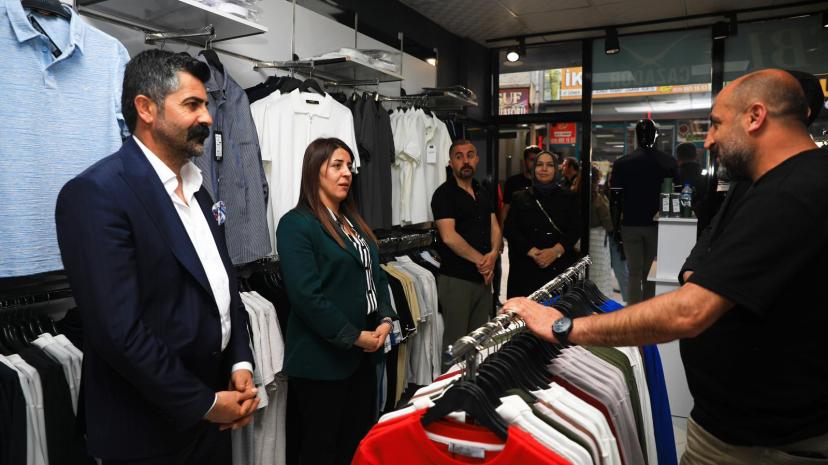 İpekyolu Belediye Eşbaşkanları Kaldırım İşgallerine Karşı Esnafı Ziyaret Etti