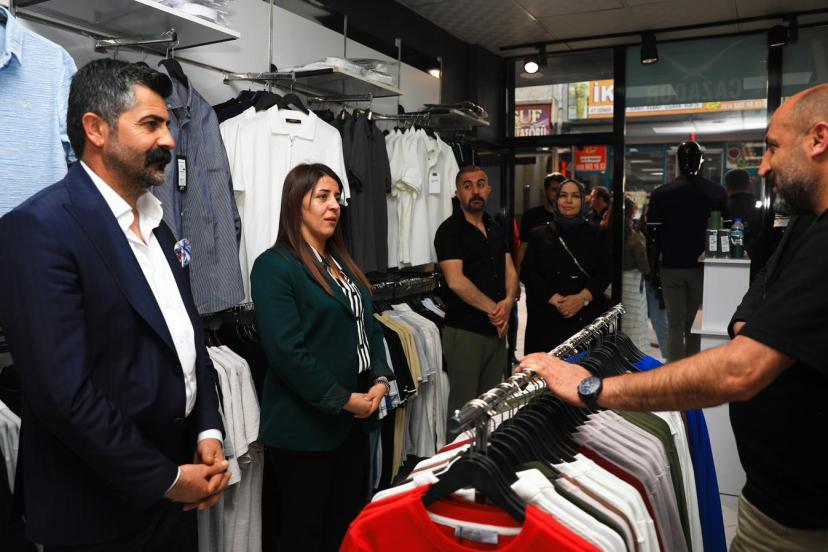 İpekyolu Belediye Eşbaşkanları Kaldırım İşgallerine Karşı Esnafı Ziyaret Etti