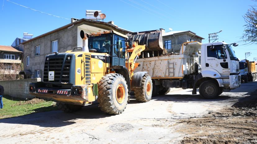 İpekyolu Belediyesi Metruk Yapıyı Yıktı