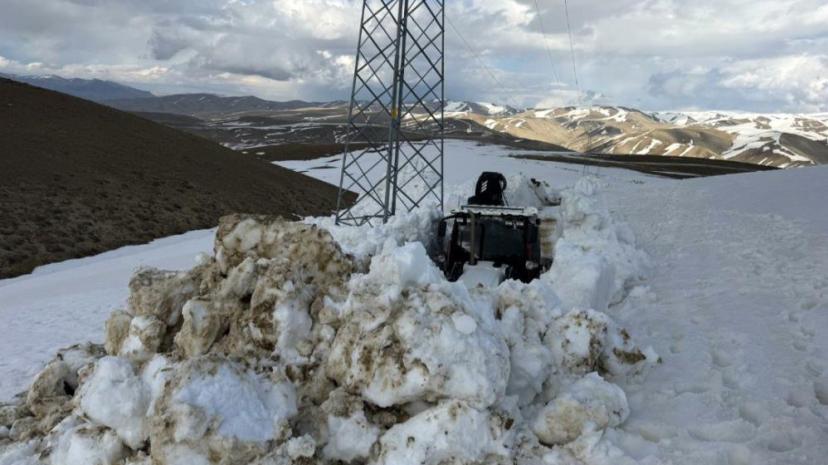 İran sınırında 3 metreyi aşan karda yol açma çalışması