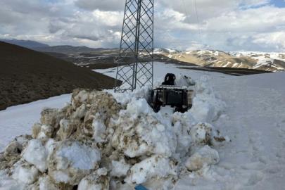 İran sınırında 3 metreyi aşan karda yol açma çalışması