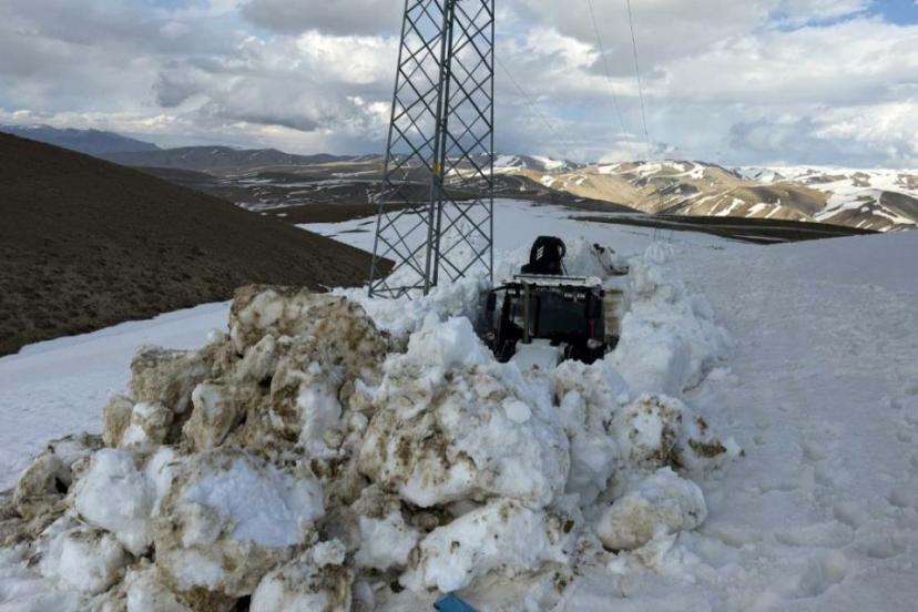İran sınırında 3 metreyi aşan karda yol açma çalışması