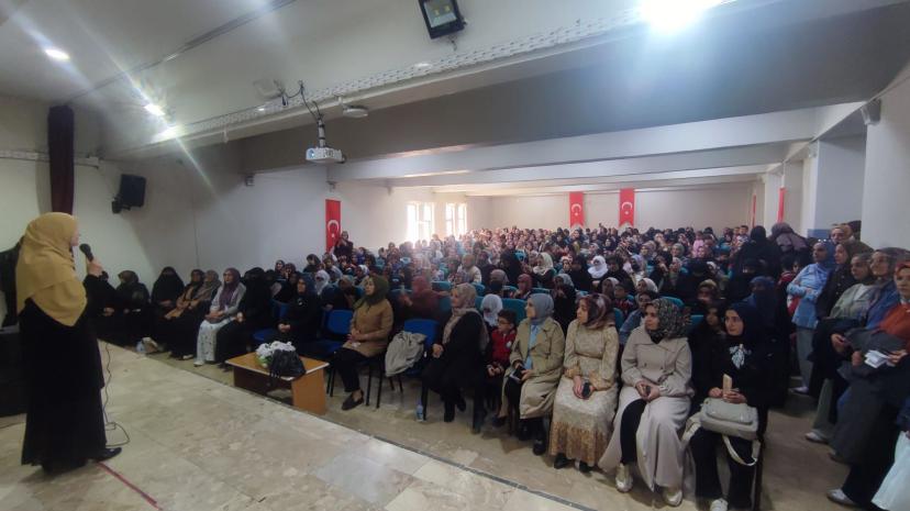SALİHA ERDİM ÇALDIRAN’DA VATANDAŞLARLA BULUŞTU