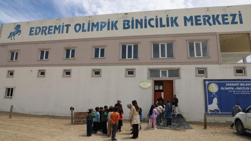 Tuşba Belediyesi 47 öğrenciyi at çiftliğiyle buluşturdu
