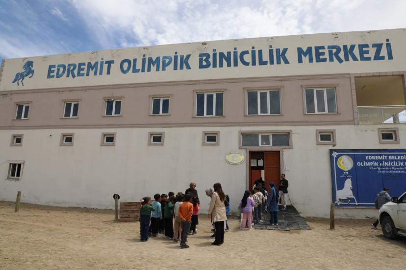 Tuşba Belediyesi 47 öğrenciyi at çiftliğiyle buluşturdu