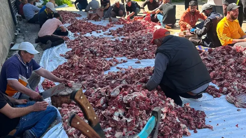 Van Gevaş’ta örnek gelenek: Kurban eti herkese eşit dağıtılıyor