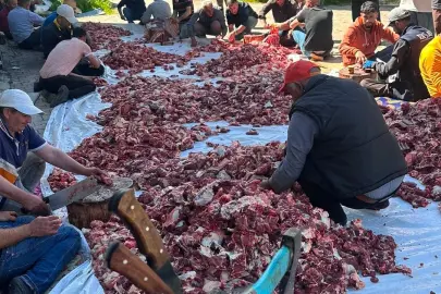 Van Gevaş’ta örnek gelenek: Kurban eti herkese eşit dağıtılıyor