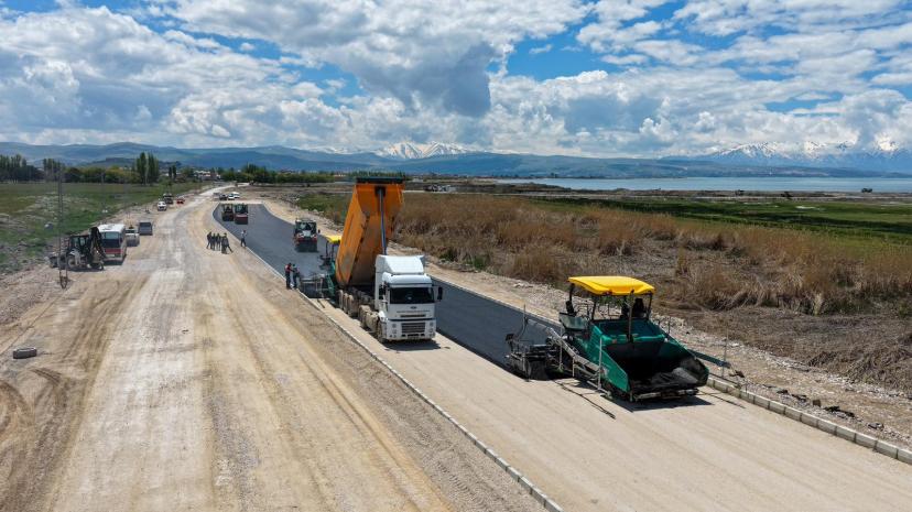 VAN GÖLÜ SAHİL YOLU’NUN SON ETABINDA ASFALT SERİMİNE GEÇİLDİ
