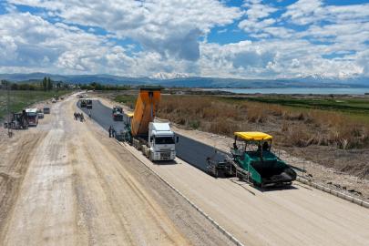 VAN GÖLÜ SAHİL YOLU’NUN SON ETABINDA ASFALT SERİMİNE GEÇİLDİ