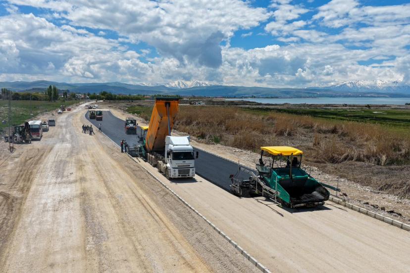 VAN GÖLÜ SAHİL YOLU’NUN SON ETABINDA ASFALT SERİMİNE GEÇİLDİ