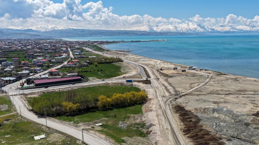 VAN GÖLÜ SAHİL YOLU’NUN SON ETABINDA ÇALIŞMALAR SÜRÜYOR