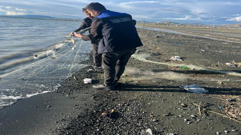 Van Gölü'ne atılan 200 metre uzatma ağında yakalanan 100 kilo canlı balık, tekrar suya bırakıldı