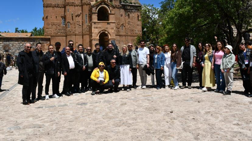 Van milletvekili Türkmenoğlu, basınla Akdamar Adasını gezdi