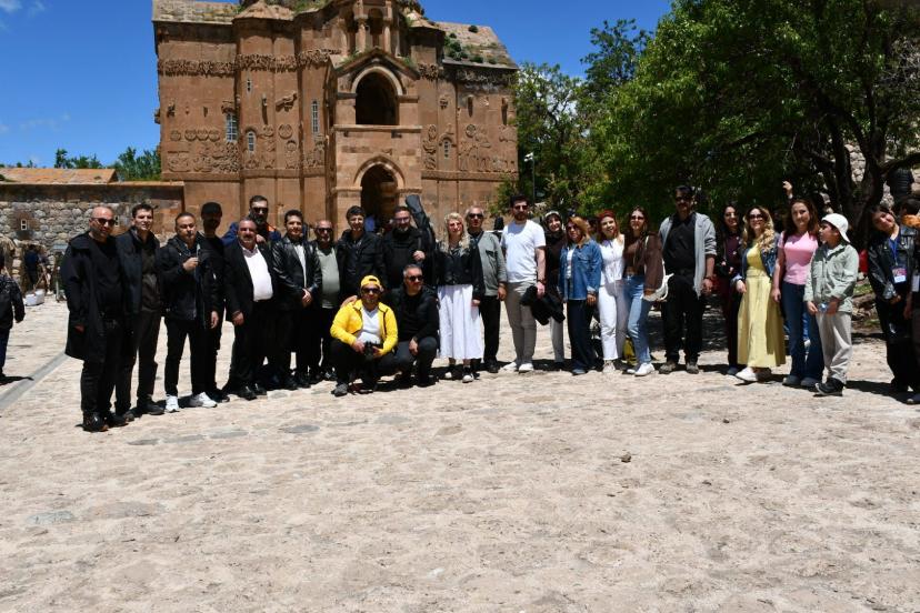 Van milletvekili Türkmenoğlu, basınla Akdamar Adasını gezdi