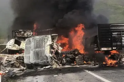 Van - Tatvan yolunda tırlar kafa kafaya çarpışarak alev topuna döndü: 2 kişi öldü