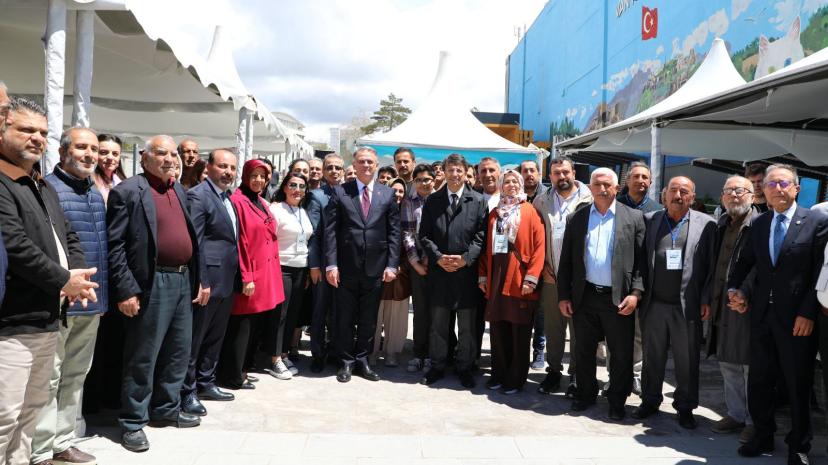 VAN 4. YEREL YAZARLAR KİTAP FUARI KAPILARINI AÇTI