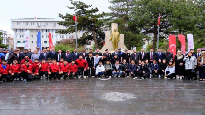 Van'da 19 Mayıs kutlamaları çelenk sunma töreniyle başladı