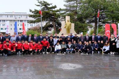 Van'da 19 Mayıs kutlamaları çelenk sunma töreniyle başladı