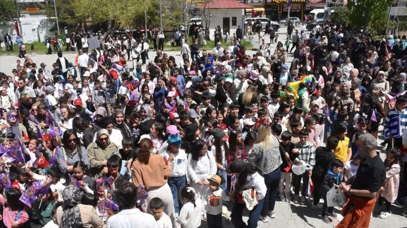 Van'da "23. Akdamar Çocuk ve Gençlik Tiyatroları Şenliği" renkli görüntülere sahne oldu