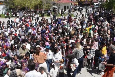 Van'da "23. Akdamar Çocuk ve Gençlik Tiyatroları Şenliği" renkli görüntülere sahne oldu