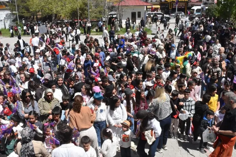 Van'da "23. Akdamar Çocuk ve Gençlik Tiyatroları Şenliği" renkli görüntülere sahne oldu