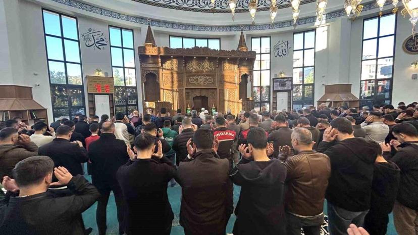 Van'da Bayram Coşkusu: Cami Avlusunda Dua ve Bayramlaşma