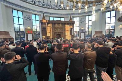 Van'da Bayram Coşkusu: Cami Avlusunda Dua ve Bayramlaşma