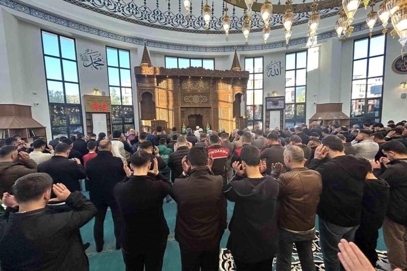 Van'da Bayram Coşkusu: Cami Avlusunda Dua ve Bayramlaşma