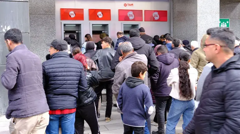 Van’da bayram öncesi ATM önlerinde yoğunluk