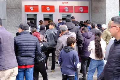 Van’da bayram öncesi ATM önlerinde yoğunluk