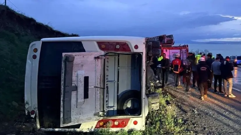 Van’da emniyet personelini taşıyan araç devrildi: 4 yaralı