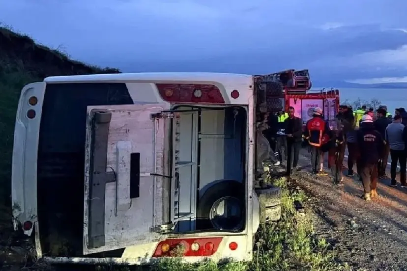 Van’da emniyet personelini taşıyan araç devrildi: 4 yaralı