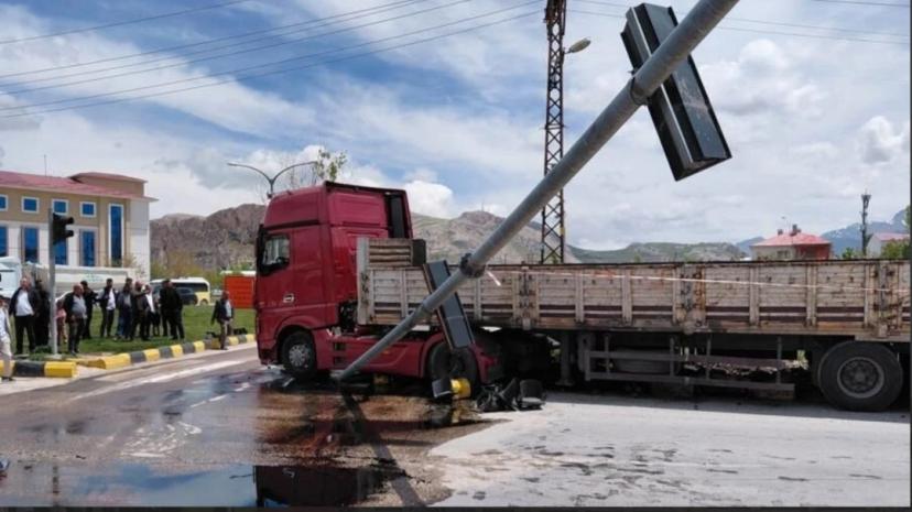 Van’da Seyir Halindeki Tır Yön Tabelasına Çarptı: 1 Yaralı
